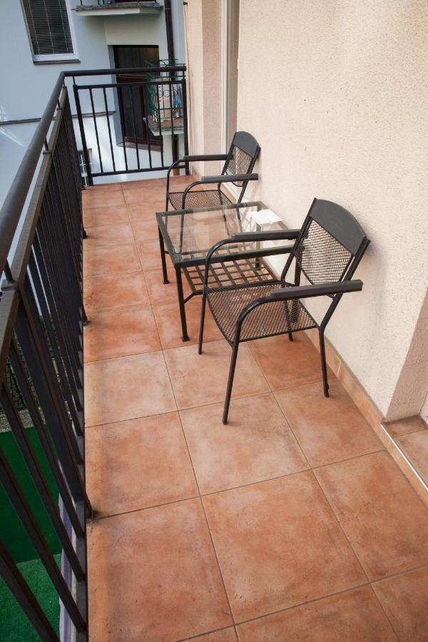 2B Pechackova Family Apartment With Balcony By The River Prague Ngoại thất bức ảnh