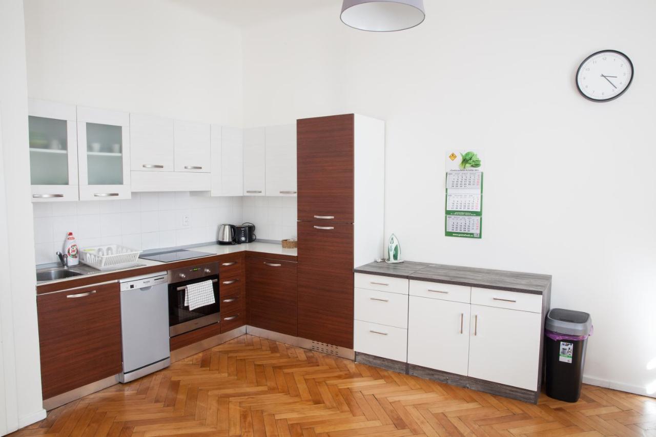 2B Pechackova Family Apartment With Balcony By The River Prague Ngoại thất bức ảnh