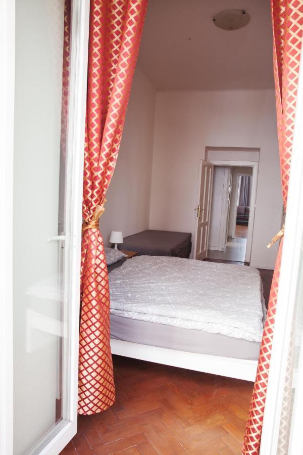 2B Pechackova Family Apartment With Balcony By The River Prague Ngoại thất bức ảnh